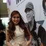 Ayu Ting Ting Keliling Bagi-Bagi Makanan Naik Mobil Pick Up, Bajunya Tuai Atensi: Masa Iya Harus Pakai Bikini