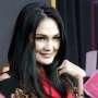 Buka-bukaan, Luna Maya Disemprot Pacar