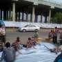 Warga Cileungsi Gelar Terpal Sambil Siap Hadang Truk Sampah DKI