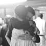 Foto Romantis Raisa Dipeluk Keenan Pearce Usai Konser
