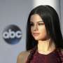 Bawa Truk, Selena Gomez Tabrak Pagar Salon