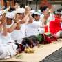 Unik, Warga Denpasar Mencoblos dengan Pakaian Adat