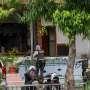 Polisi Evakuasi Warga yang Terjebak di Gedung Jakarta Theater