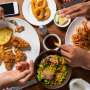 Studi Ini Sanggah Penyebaran Covid-19 Lewat Makanan atau Peralatan Makan