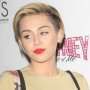 Duh! Miley Cyrus Tiba-Tiba Dijambak dan Dicium oleh Penggemar Agresif