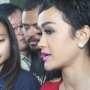 Jupe Terlilit Kabel saat Ditanya Perceraiannya dengan Gaston