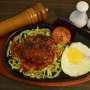 Lezatnya Spinach Noodle Hot Plate Bertopping Ayam Berbecue