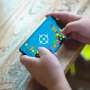10 Jam Sehari Pakai Smartphone, Mata Bocah 9 Tahun Ini juling