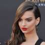 Kanye West Main Mata dengan Emily di Depan Kim Kardashian?