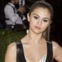 Heboh Foto Selena Gomez Ciuman dengan The Weeknd