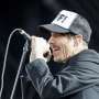 Potret Vokalis RHCP Anthony Kiedis Liburan di Mentawai, Asik Ngudut dengan Warga Lokal