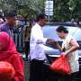 H-2 Lebaran, Jokowi Blusukan dan Bagi-bagi Sembako di Banten