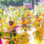Diguyur Hujan, Warga Malang Antusias Saksikan Flower Carnival
