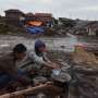 Relawan Ahmadiyah Bantu Korban Banjir Garut Dengan Nasi Bungkus