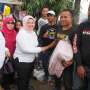 Istri Anggota DPR Bantu Korban Banjir Garut