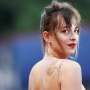 Dakota Johnson Bantah Hamil Anak Chris Martin