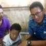 Sandiaga Cuci Kaki Warga yang Terperosok ke Selokan