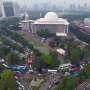 Istiqlah Penuh, Sejumlah Demonstran Shalat di Jalan