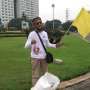 Lelaki Ini Tawarkan Paket Minum Sambil Pegang Bendera Kuning