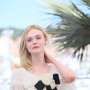 Sempat Pingsan, Elle Fanning Kembali Pukau Karpet Merah Cannes 2019