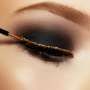 Trik Ini Bisa Perbaiki Eyeliner Kering