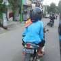 Gara-gara Pakai Helm, Ibu Ini Jadi Tenar di Medsos, Kenapa Yah?