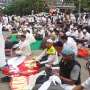 Massa Demo 2 Desember Buat Saf Salat Jumat di MH Thamrin