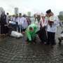 Contoh Baik, Aa Gym dan Santrinya Pungut Sampah Pendemo