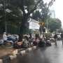 Kantong Sampah Berserakan di Jalan Sekeliling Monas