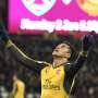Cetak "Hattrick", Sanchez Tempel Costa di Puncak Top Skor