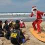Santa Klaus Mengajar Selancar