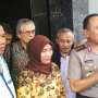Wow, Dicakar Dora, Sutisna Dapat Tasbih Gading  Berlapis Emas