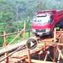 Horor! Sopir Truk Nekat Sebrangi Jembatan Reyot