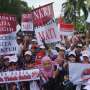 Di Luar Sidang, Dua Kelompok Massa Bersitegang