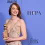 Senada dengan Warna Patung Oscar, Emma Stone Tampil Memukau