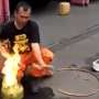 Wah, Lelaki Ini Nekat Bakar Tabung Gas, Lihat Apa yang Terjadi?