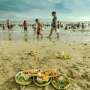 Masyarakat Padati Upacara Banyupinaruh di Pantai Sanur