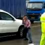 Heboh! Lelaki Pamer Kungfu di Tengah Jalan
