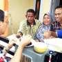 Ahok Makan Tongkol Dulu Sebelum Masuk Pulau Pramuka Lagi
