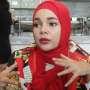 Berangkat Umrah, Dewi Sandra Pakai Kursi Roda