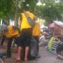 Relawan Bersihkan Sampah Lokasi Aksi Laskar FPI di Polda