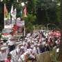 Massa Aksi Anti-Ahok Salat Zuhur di Jalanan
