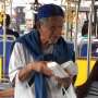 Viral! Kakek 85 Tahun Banting Tulang Jualan di Bus
