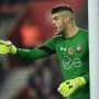 Kiper Southampton Ini Tak Ingin Hanya Fokus pada Ibrahimovic