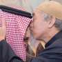 Lelaki Tua Ini Berani Cium Kening Raja Salman, Siapa Dia?