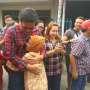 Blusukan, Djarot Mendadak Dipeluk Nenek Berusia 80 Tahun