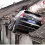 Honda CR-V Menyangkut di Atap Rumah, Kok Bisa?