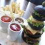 Sensasi Menyantap Burger Hitam yang Menjulang Tinggi
