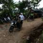 Terobos Longsor Ponorogo, Khofifah Naik Motor, Gus Ipul Naik Heli