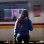 Satu Keluarga Makan Pecel di KRL, Dipikir Warung ?